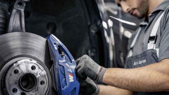 Service-Techniker beim Tausch der Bremsbeläge